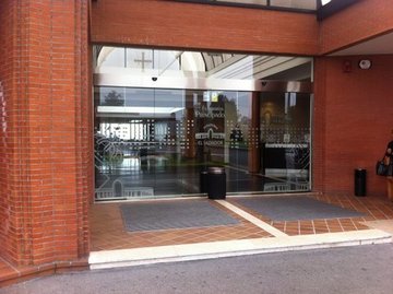 Puerta de cristal  Tanatorio el Salvador en Oviedo
