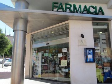 Puerta de cristal automática. Farmacia Quevedo