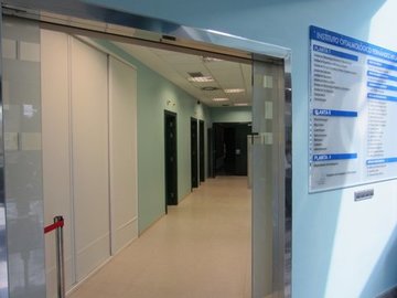 Puerta de cristal automática. Instituto Oftalmológico Fernández-Vega