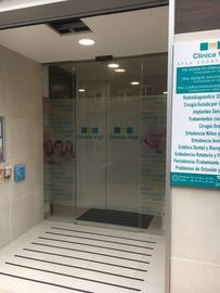 Puerta automatica de cristal Clinica Vigil El Berron