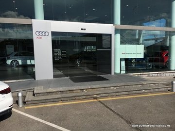 puerta automatica de cristal concesionario Audi Lugones