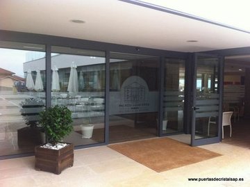 PUERTA DE CRISTAL AUTOMATICA RESIDENCIA LECEÑES