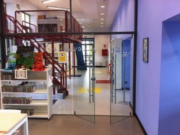 Puerta batiente de cristal en Casa Cultura Pravia
